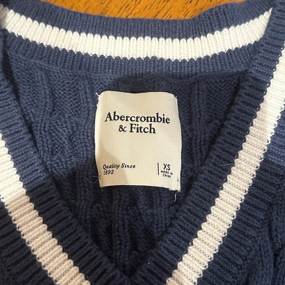 Abercrombie vest (size XS) - Picture 2 of 2
